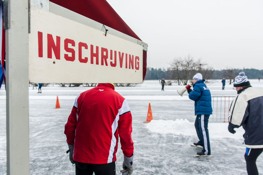 Schaatsen op de Flaes, een groot ven in de bossen bij Esbeek, Noord-Brabant.