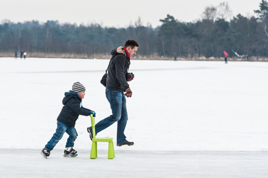 Schaatsen op de Flaes, een groot ven in de bossen bij Esbeek, Noord-Brabant.