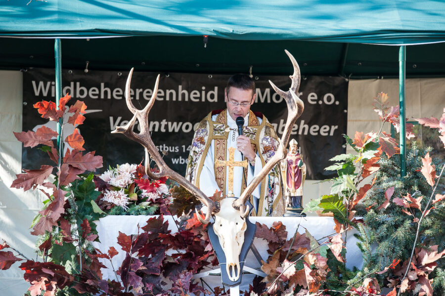 Foto van priester tijdens de Sint Hubertusmis op 1 november 2015 in het dorpje De Moer