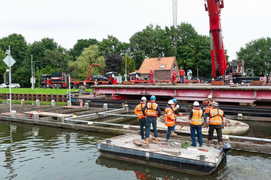 Vervangen onderdeel brug Lovense Kanaaldijk Tilburg