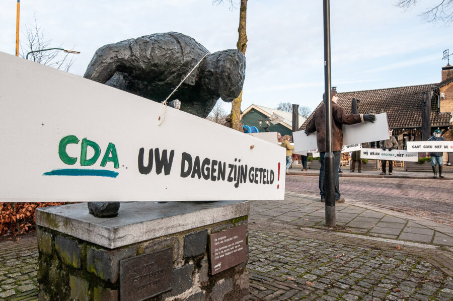 Demonstratie bij komst Henk Bleker in Hilvarenbeek