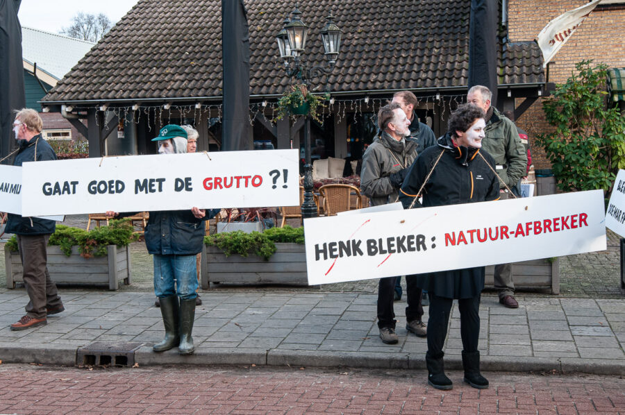 Demonstratie bij komst Henk Bleker in Hilvarenbeek