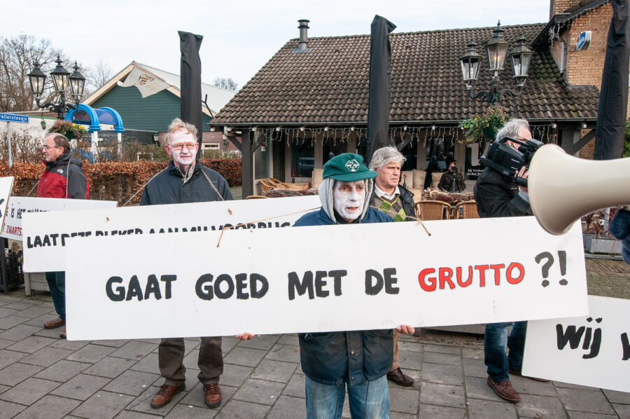 Demonstratie bij komst Henk Bleker in Hilvarenbeek