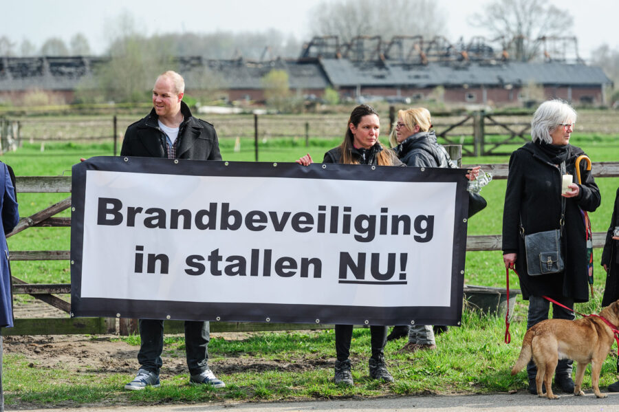 Wake bij afgebrande varkensstal