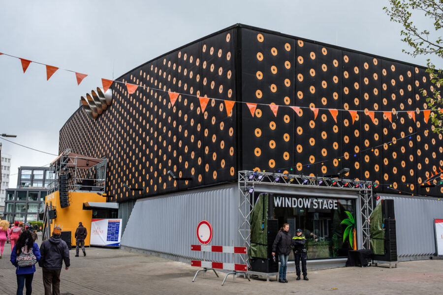 Poppodium 013 versierd tijdens Koningsdag Tilburg 2017