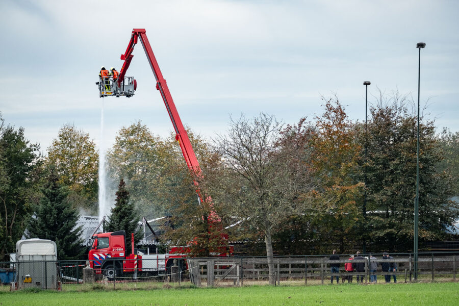 Bluswerkzaamheden door de brandweer bij stalbrand in Uden