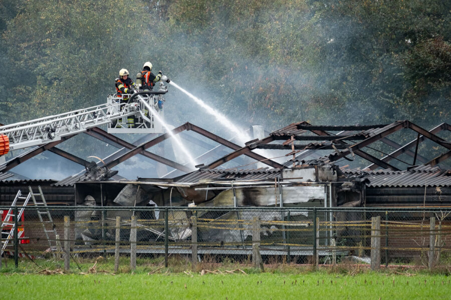 Bluswerkzaamheden door de brandweer bij stalbrand in Uden