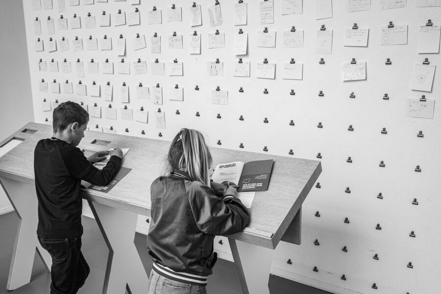 Briefjes aan de muur inNationaal Monument Kamp Vught