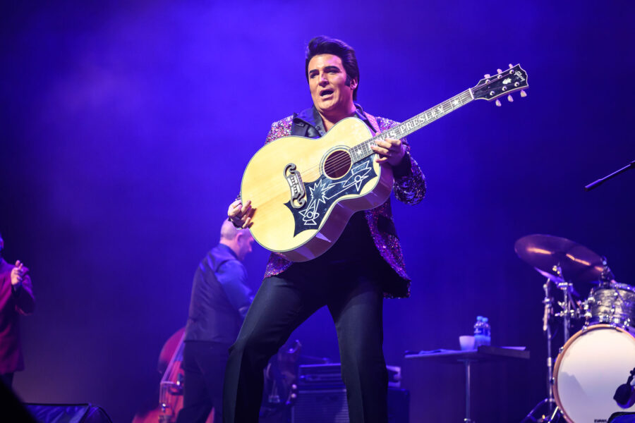 Dwight Icenhower treedt op als Elvis Presley tijdens The Elvis Concert 2026 in 013 Tilburg
