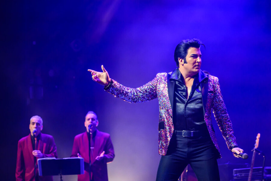Dwight Icenhower treedt op als Elvis Presley tijdens The Elvis Concert 2026 in 013 Tilburg
