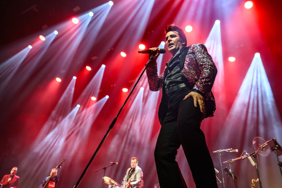 Dwight Icenhower treedt op als Elvis Presley tijdens The Elvis Concert 2026 in 013 Tilburg