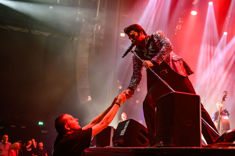 Dwight Icenhower treedt op als Elvis Presley tijdens The Elvis Concert 2026 in 013 Tilburg