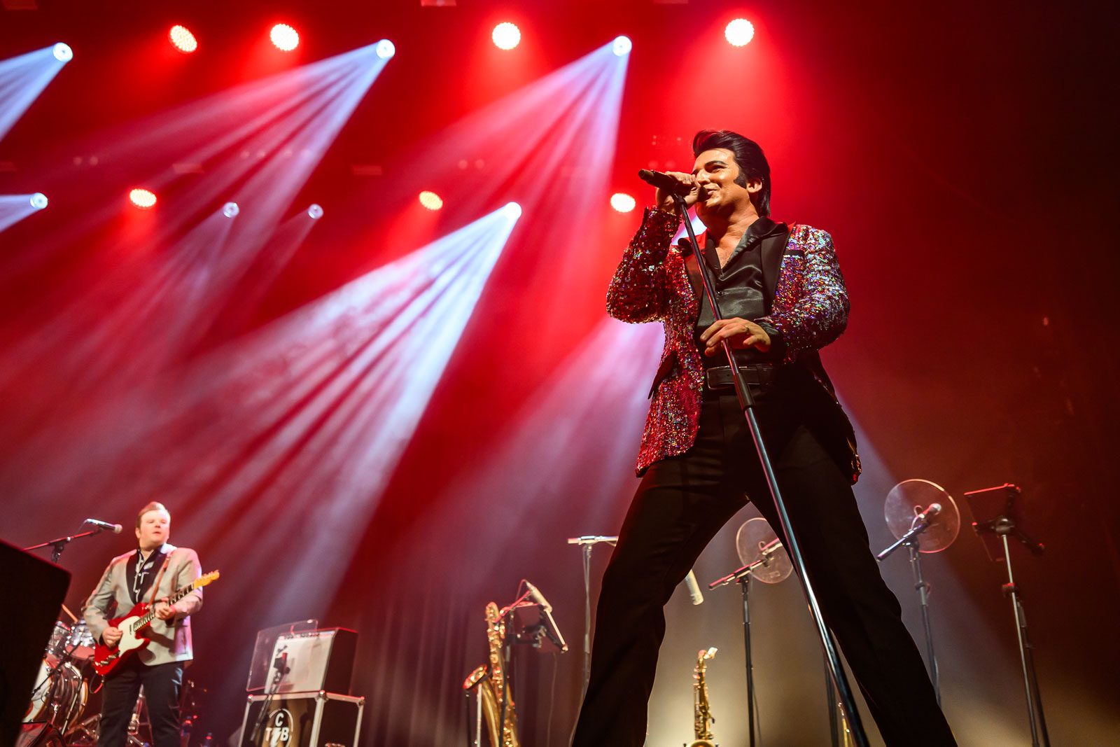 Dwight Icenhower treedt op als Elvis Presley tijdens The Elvis Concert 2026 in 013 Tilburg