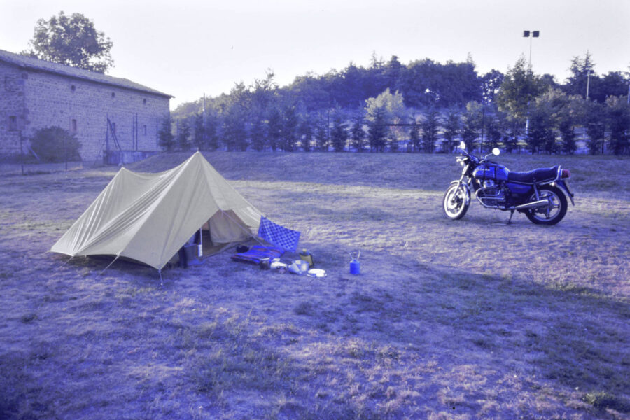 Tent en Honda CX500 op een camping in Frankrijk, 1986. Verkleurde dia.