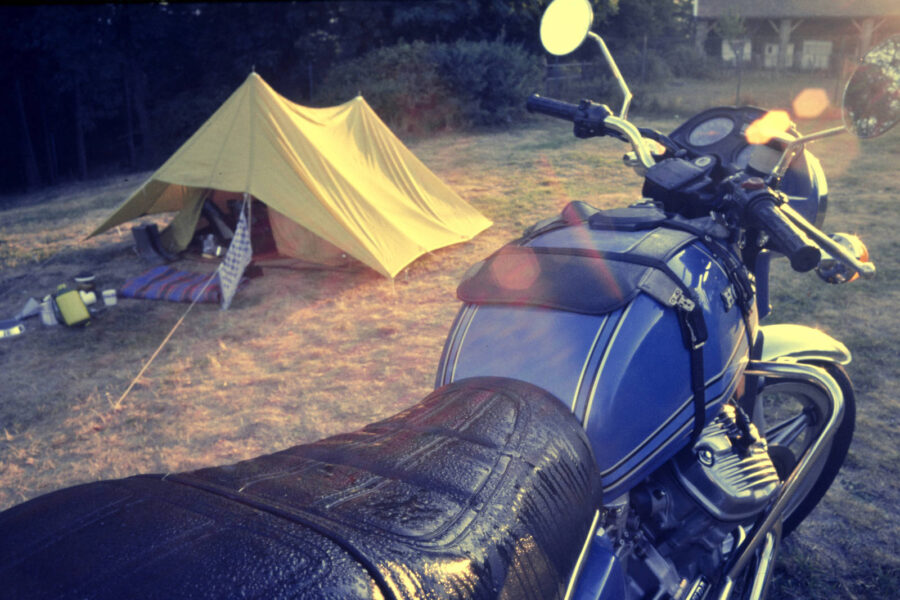 Tent en Honda CX500 op een camping in Frankrijk, 1986. Door AI gecorrigeerde dia